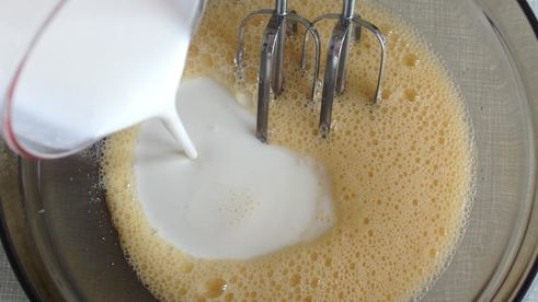 скороспелые блины на кефире с двумя начинками