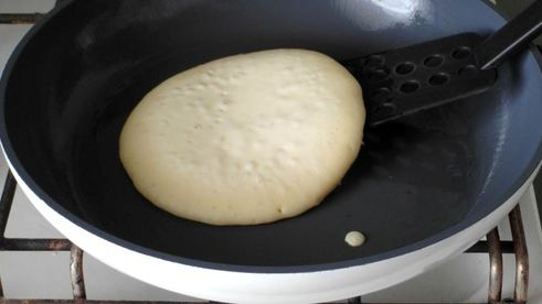 скороспелые блины на кефире с двумя начинками