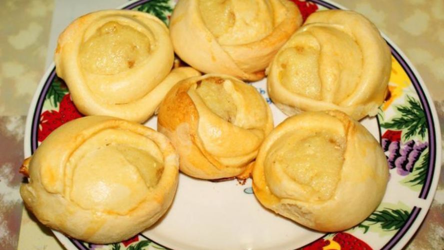 Рецепт булочек розочки из дрожжевого теста с творогом и изюмом