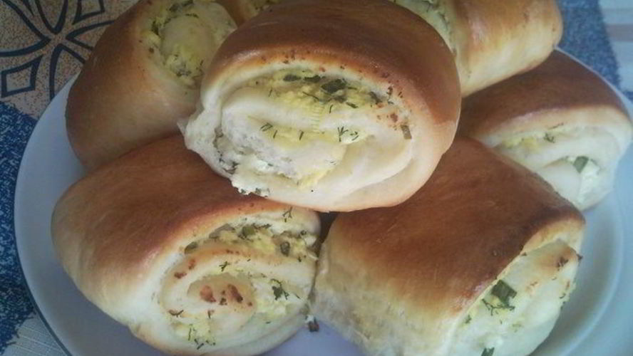 Рецепт булочек-рулетиков с творогом и зеленью