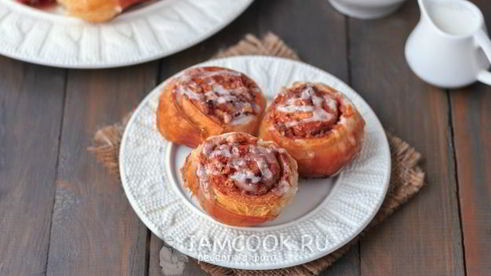 булочки с корицей из слоеного теста