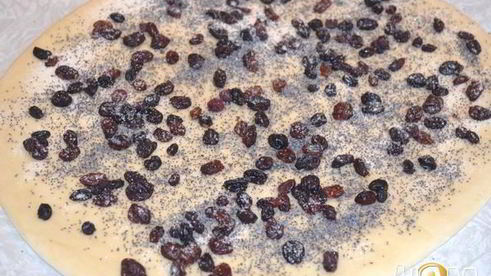 булочки с маком и изюмом