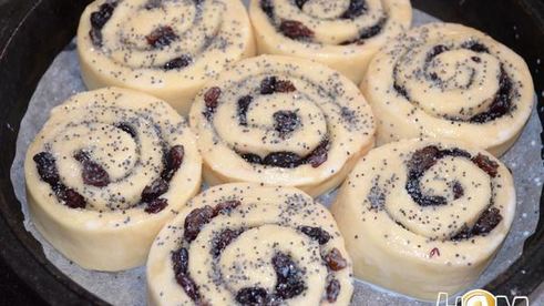 булочки с маком и изюмом