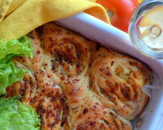 Булочки с оливками, сыром и помидорами