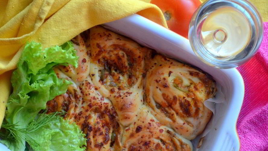 Рецепт булочек с оливками, сыром и помидорами