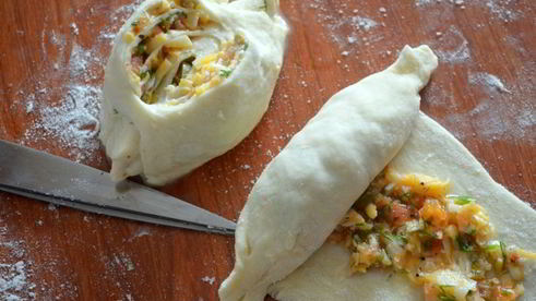 булочки с оливками, сыром и помидорами