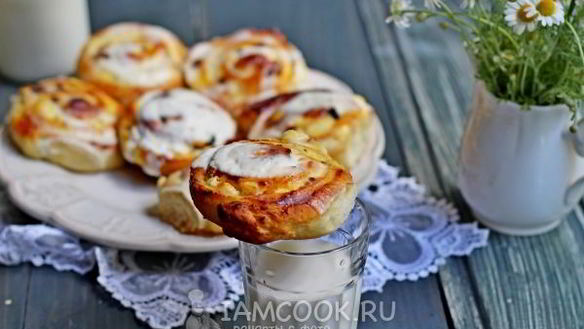 Рецепт Булочек с творогом в сметанной заливке