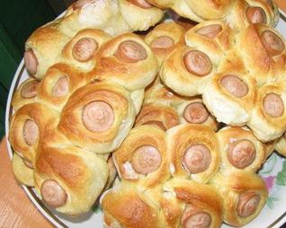 Дрожжевые булочки с сосисками по-домашнему