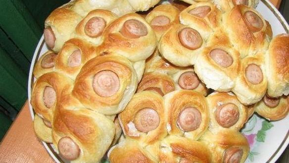 Рецепт Дрожжевых булочек с сосисками по-домашнему