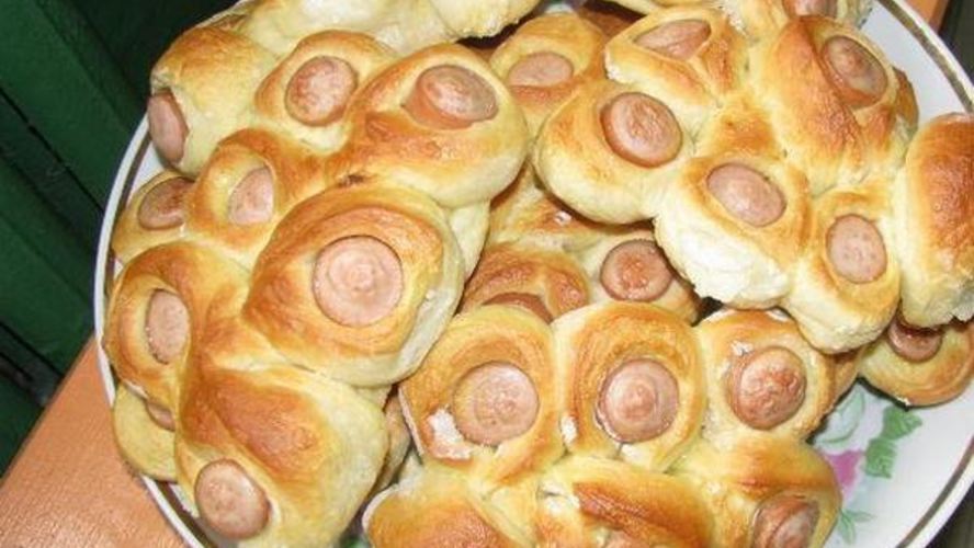 Рецепт дрожжевых булочек с сосисками по-домашнему