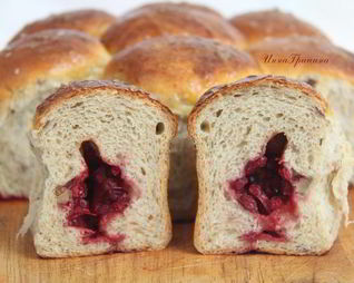 Каштановые булочки с брусникой