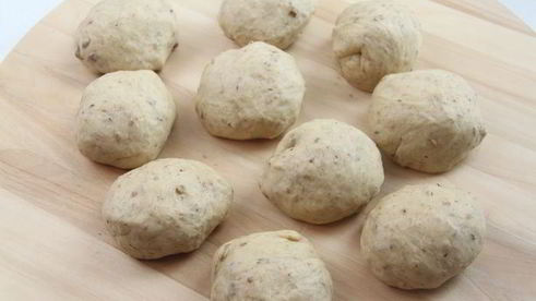 каштановые булочки с брусникой