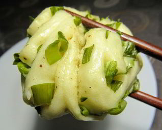 Китайские паровые булочки с зеленым луком