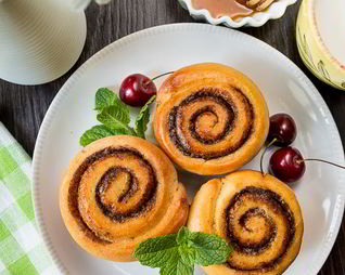 Коричные булочки в форме для кексов