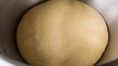 коричные булочки в форме для кексов