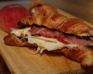 Круассаны с сыром, персиком и пармской ветчиной