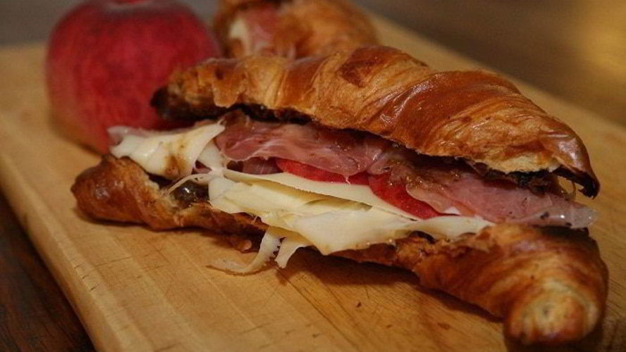 Рецепт круассанов с сыром, персиком и пармской ветчиной