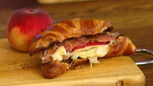 круассаны с сыром, персиком и пармской ветчиной