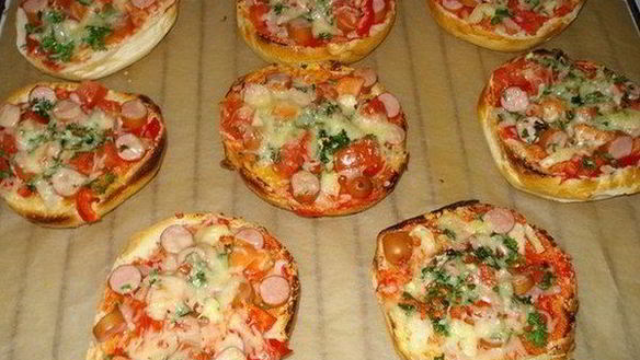 Рецепт очень быстрых булочек-пицц к завтраку