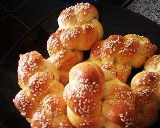 Плетеные булочки с кунжутом
