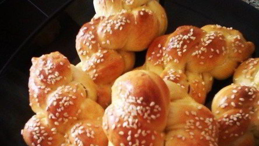 Рецепт плетеных булочек с кунжутом