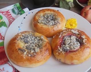 Плюшки с джемом Махеев под маковой посыпкой