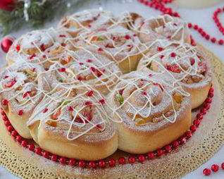 Праздничные булочки с марципаном и цукатами