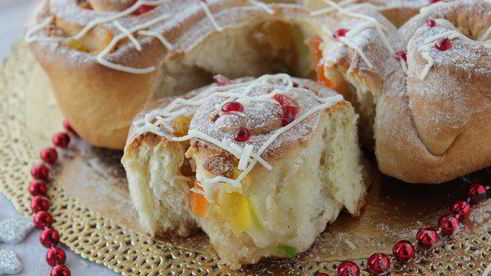 праздничные булочки с марципаном и цукатами