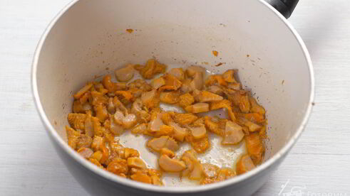 творожные булочки с курицей и лисичками