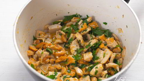 творожные булочки с курицей и лисичками