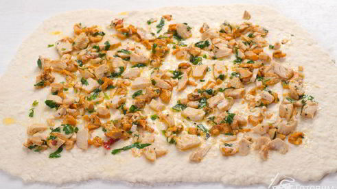 творожные булочки с курицей и лисичками