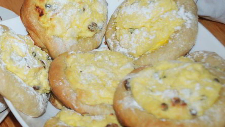 Рецепт ватрушек с творогом и изюмом