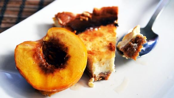 Рецепт Чизкейка Нью-Йорк с медовыми персиками