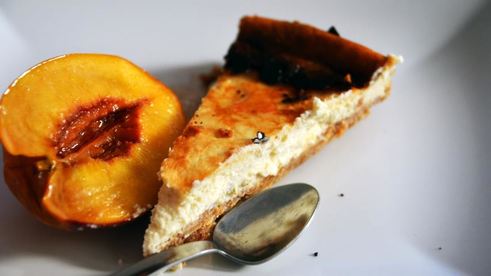 чизкейк нью-йорк с медовыми персиками