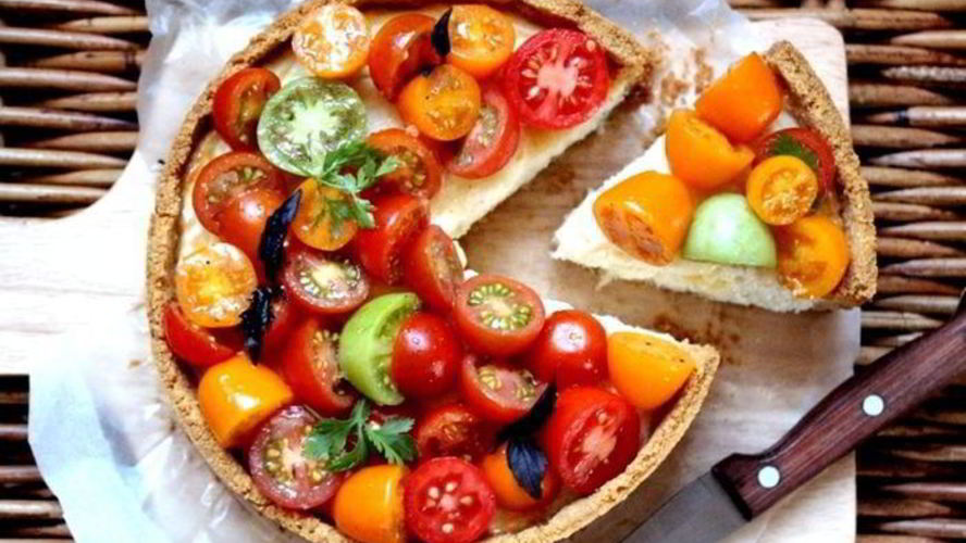 Рецепт чизкейка с сыром джюгас и помидорным салатом