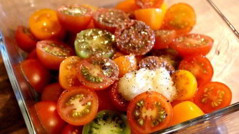 чизкейк с сыром джюгас и помидорным салатом