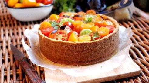 чизкейк с сыром джюгас и помидорным салатом