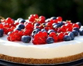 Легкий летний чизкейк с ягодами