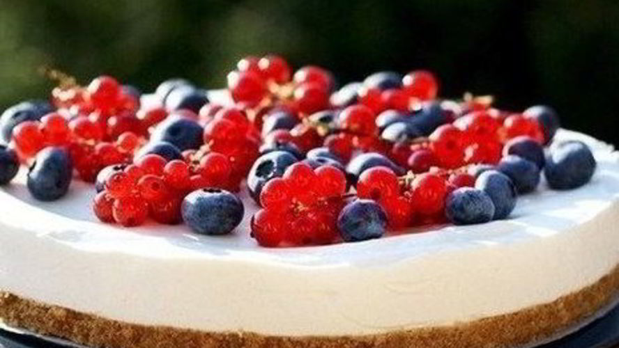 Рецепт легкого летнего чизкейка с ягодами