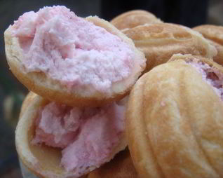 Печенье Орешки, фаршированные малиновым чизкейком