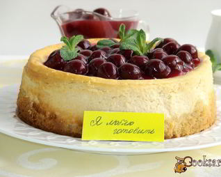 Ванильный чизкейк с вишневым соусом