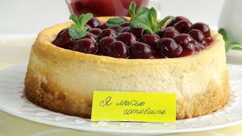 ванильный чизкейк с вишневым соусом