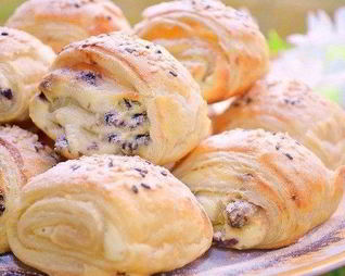 Домашние слойки с творожной начинкой и изюмом