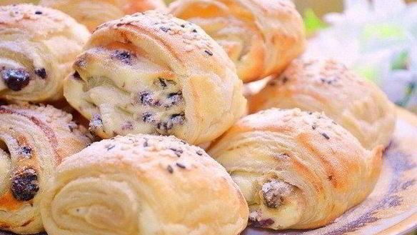 Рецепт Домашних слоек с творожной начинкой и изюмом
