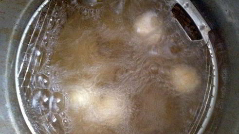 кастаньоли — жареные шарики из сладкого теста