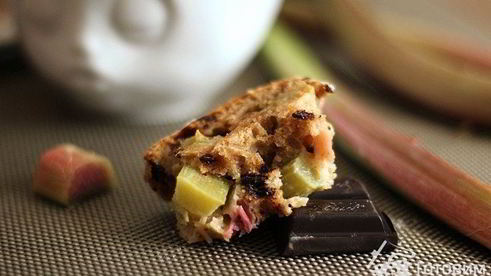 кекс с ревенем и шоколадом