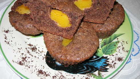 шоколадные кексы с персиками