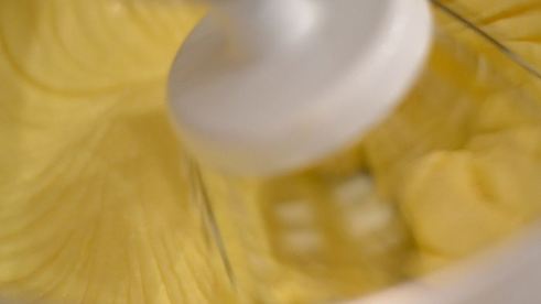 творожный кекс с изюмом и легким привкусом вишни