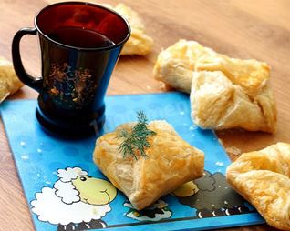 Хачапури из слоеного теста с сулугуни