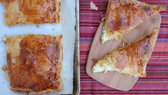 Рецепт Хачапури из слоеного теста с сыром в духовке